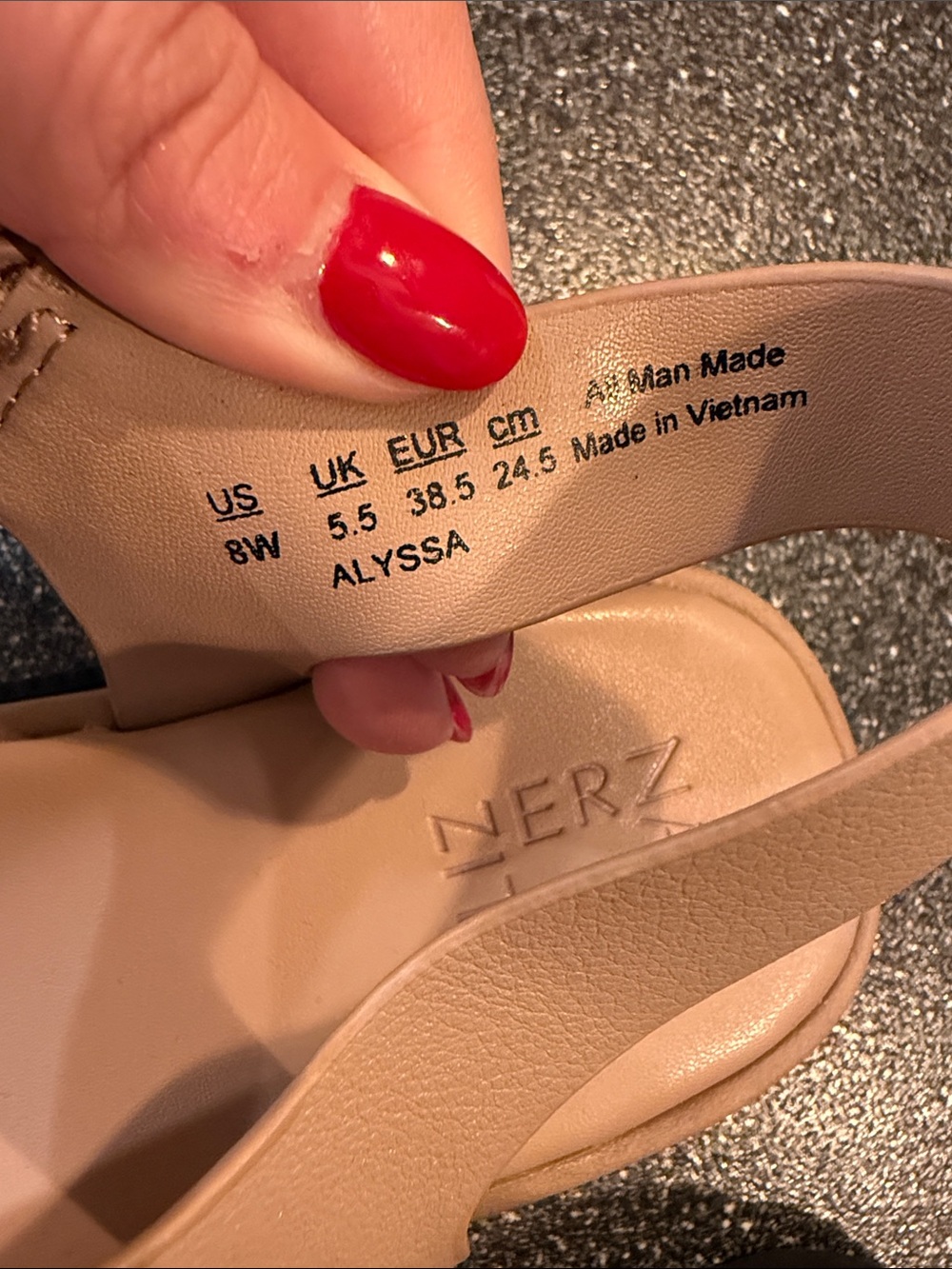Like New Women’s Naturalizer Nude/Tan Slingback Thong Sandals - size 8 Wide - Picture 2 of 7